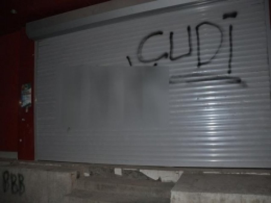 Siyasi İçerikli Duvar Yazıları Esnafı Çileden Çıkardı 