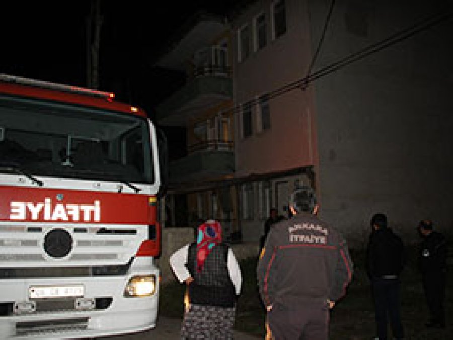 Yangın Çıkınca Çocuklarını Kucağına Alıp İkinci Kattan Atladı