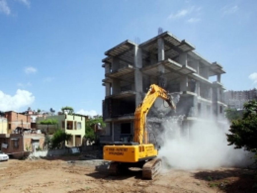 Belediye İzinsiz Apartman İnşaatını Yıktı