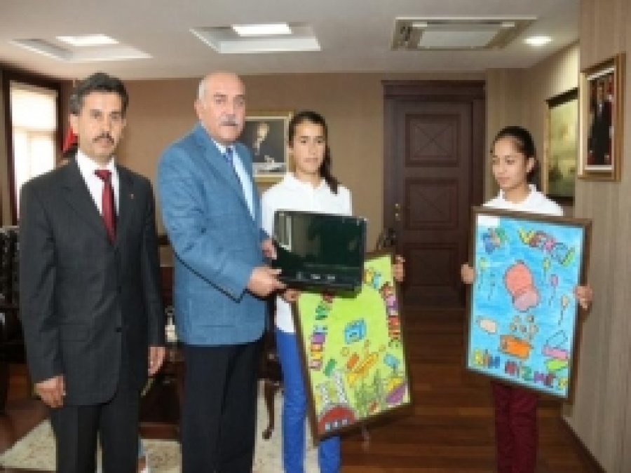 Vergi Afişi Yarışma Ödüllüleri Vali İpek Tarafından Verildi 