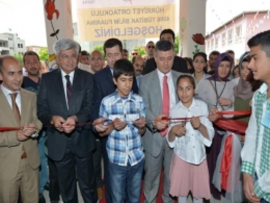 Öğrencilerin Düzenlediği TÜBİTAK Bilim Fuarı Açıldı