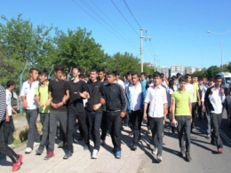 Diyarbakırlı Öğrenciler Soma İçin Yürüdü