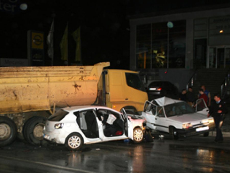 İzmir'de Zincirleme Trafik Kazası: 10 Yaralı 