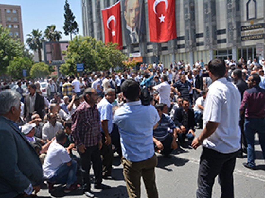 Panele Gelen İşçiler Yol Kesti