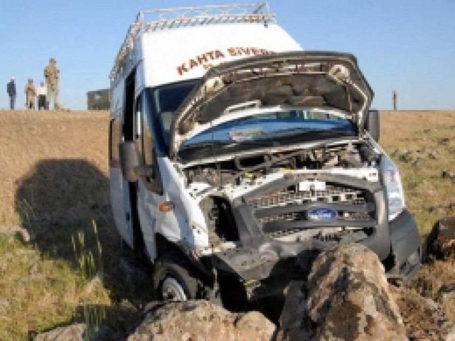 Yolcu Minibüsü İle Otomobil Çarpıştı: 6 Yaralı