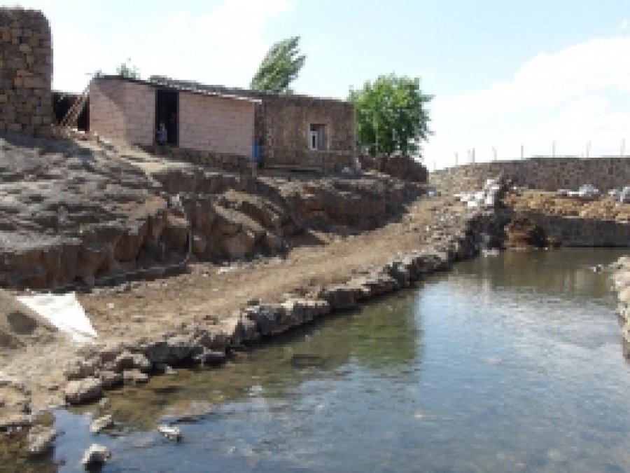 Karacadağ'da Görenleri Şaşırtan Evler