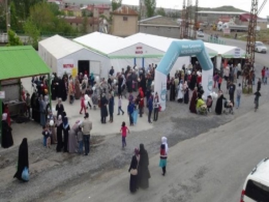 Tatvan'da Kur'an Telebeleri İçin Kermesi Düzenlendi 