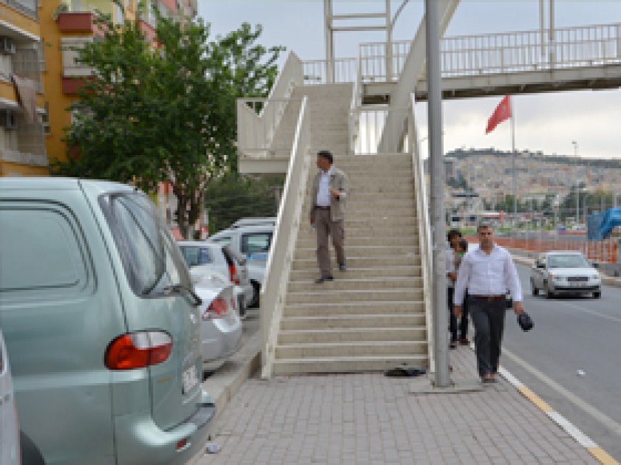 Üst Geçit Yapıldı Ama Kaldırım Kapatıldı