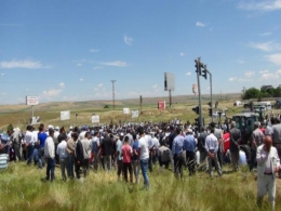 Çınarlı Çiftçiler Şehirler Arası Yolu Trafiğe Kapadı