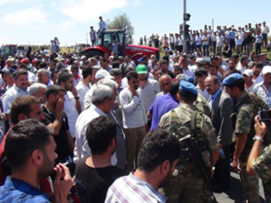 Öfkeli Çiftçiler Şehirler Arası Yolu Kapattı