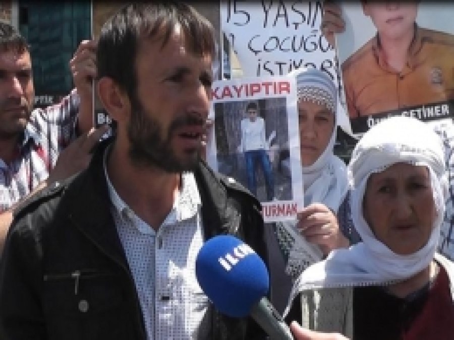 Çocukları Kaçırılan Erzurumlu Aile Oturma Eylemi Başlattı 