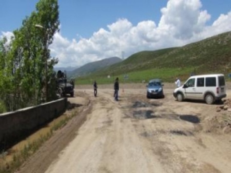 PKK Yol Kesip Muş Karayolunu Ulaşıma Kapattı