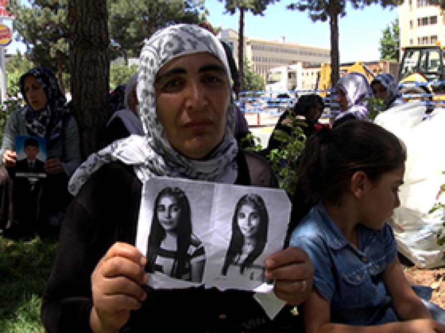 Dağa Götürülen İki Kızının Yolunu Gözlüyor