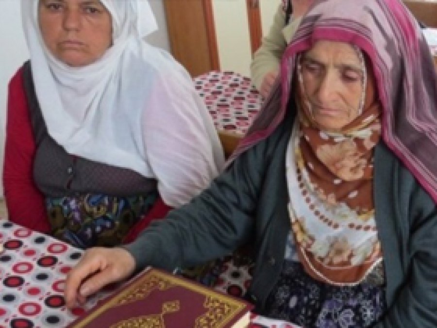 90 Yaşında Kur'an Okumayı Öğrendi