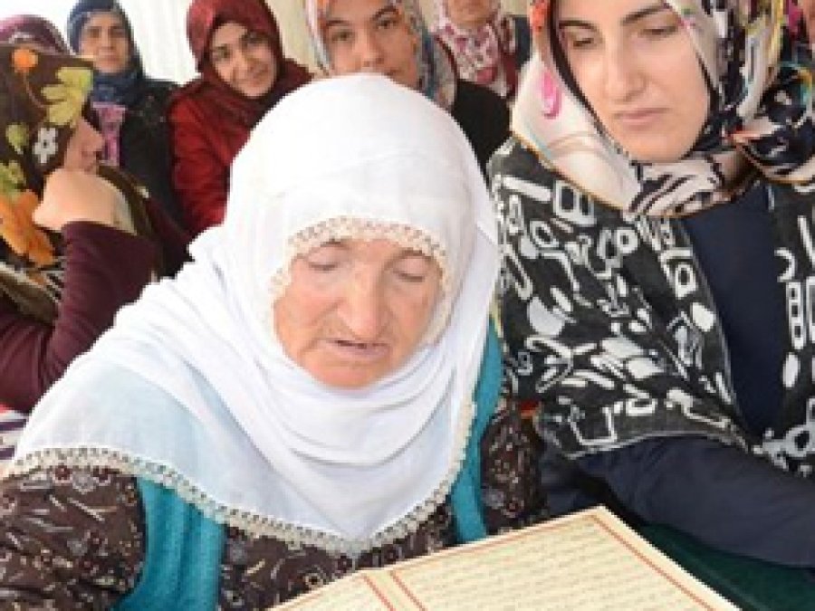 Kur'an Okumayı 80 Yaşında Öğrendi