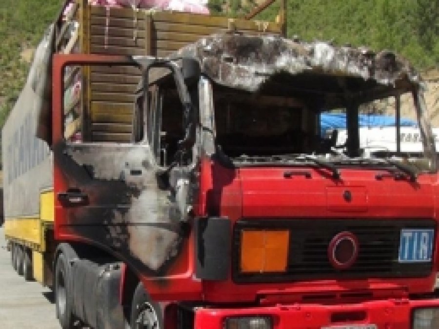 PKK'liler Süt Taşıyan Aracı Ateşe Verdi