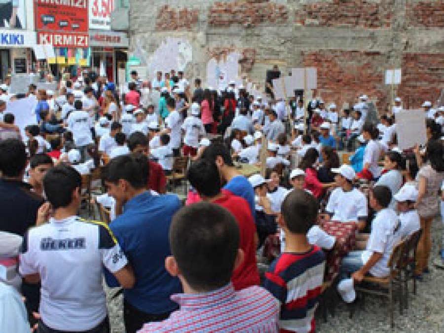 Ağrı'da Çocuk İşçiliğine Karşı Yürüyüş