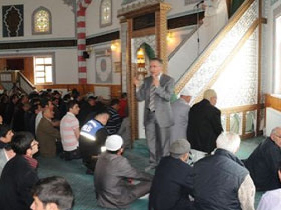 Cuma Hutbesini İşaret Dili ile Veriyorlar