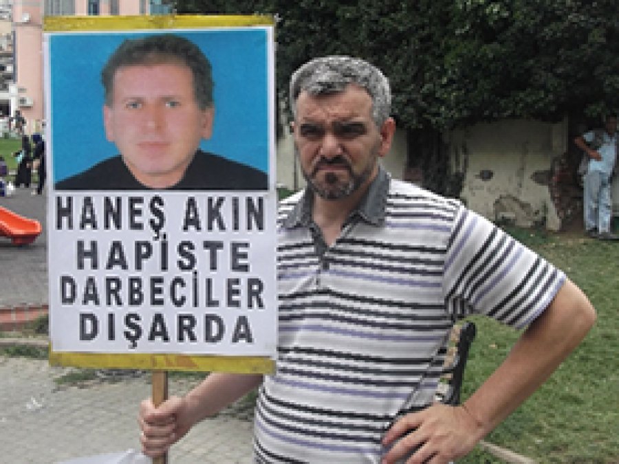 'Darbeciler Dışarıda, Müslümanlar Hapiste'