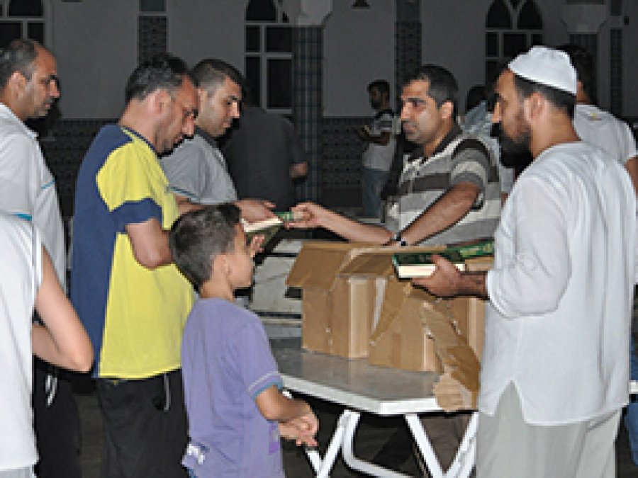 Peygamber Sevdalıları 4500 Kur'an Dağıttı 