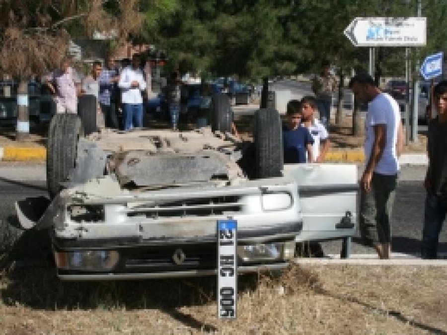 Ergani'de Kavşağa Giren Araçlar Çarpıştı 