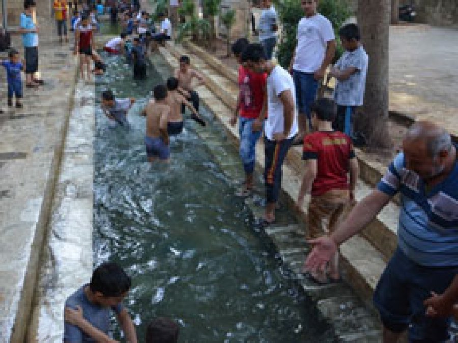 Şanlıurfa'da İlginç Serinleme Yöntemi