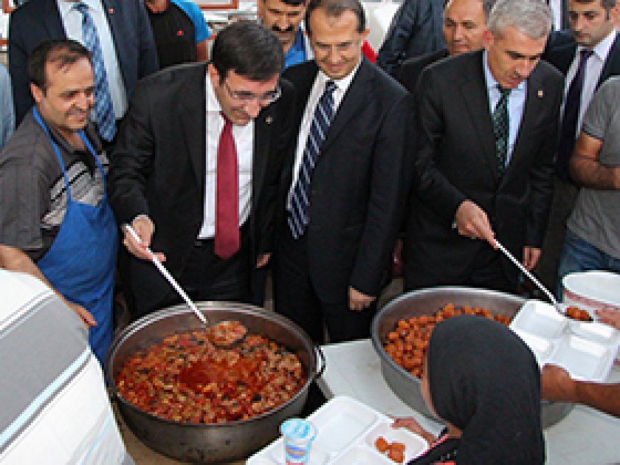 Bakan Yılmaz Halka Yemek Verdi