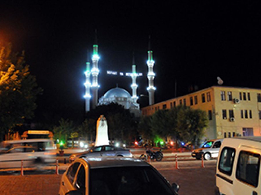 İftarda İki Kez Ezan Okunuyor