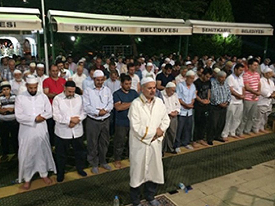 Hatimle Kılınan Teravih Namazına Yoğun İlgi 