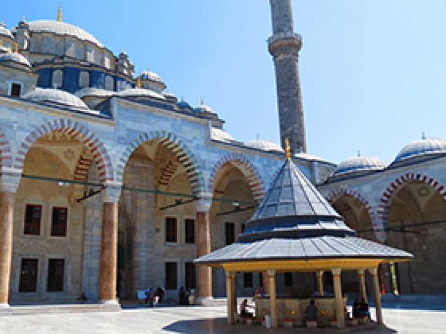  Ezanın İlk Türkçe Okunduğu Camii 