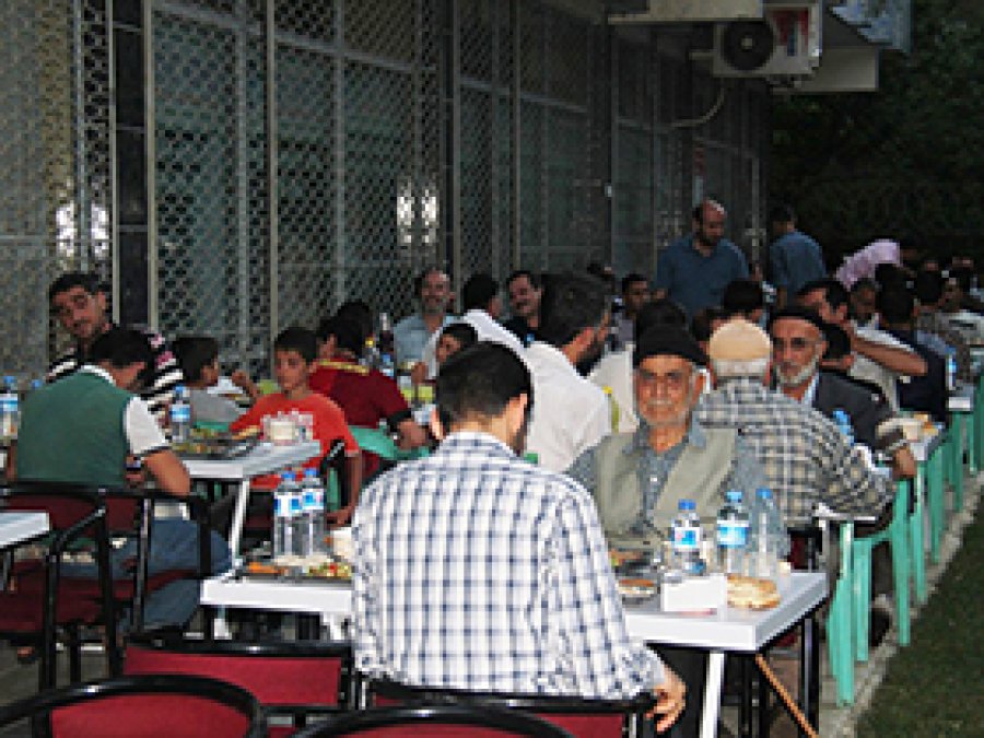 Umut Kapısı Gıda Bankası İftar Yemeği Verdi 