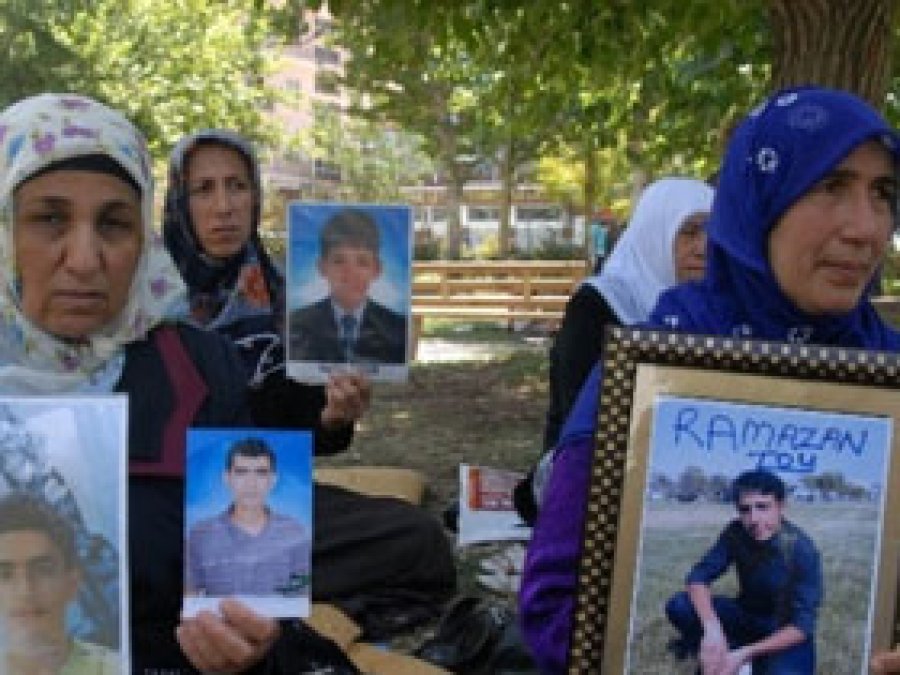 Annelerin Çifte Hasret Bekleyişleri Sürüyor