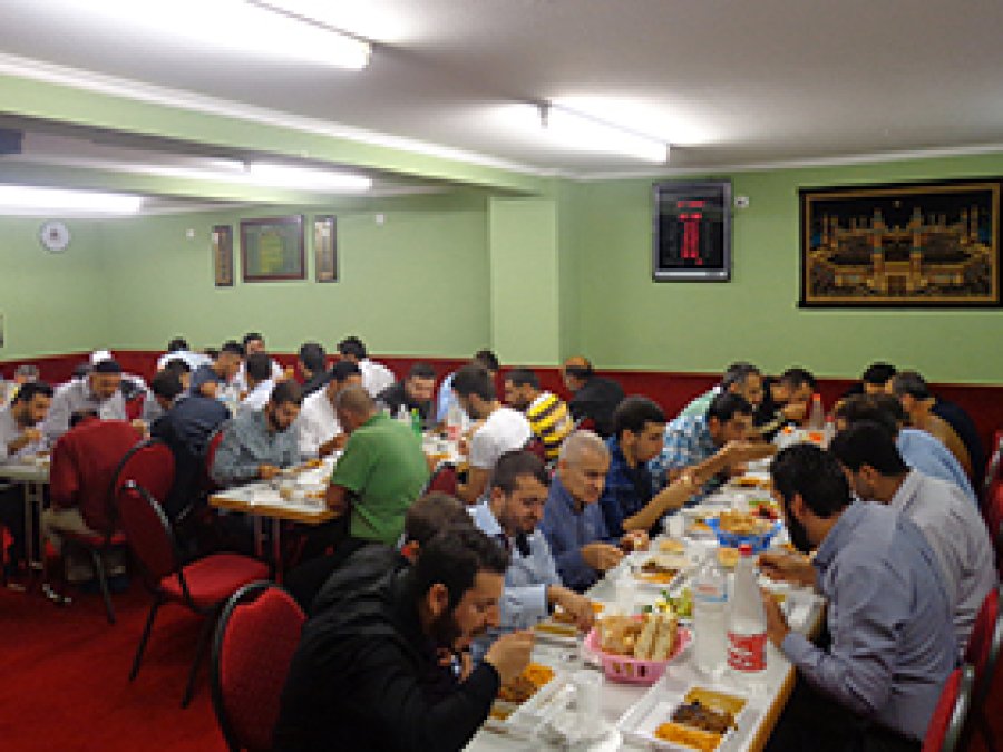 Wiesbaden'de Gurbetçi Ailelere İftar Yemeği 