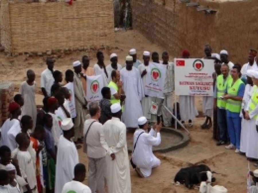 Sağlık Personeli Sudan'da Su Kuyusu Açtı