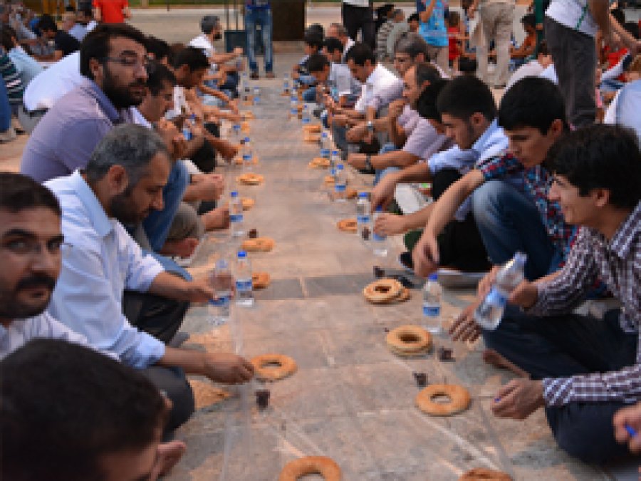 Ümmetin Acısını Paylaşmak İçin Simitli İftar 