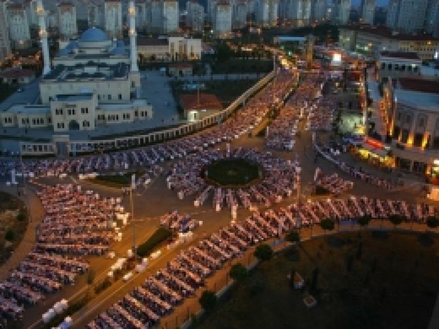 Kayaşehir'de 20 Bin Kişilik Dev İftar 