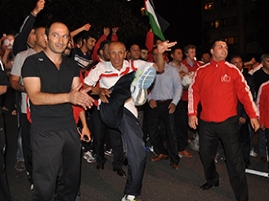 Sporcular İsrail Konutunu Topa Tuttu 