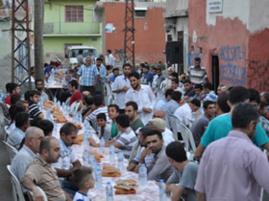 Bilge Eğitim Der'den Yüzlerce Kişiye İftar