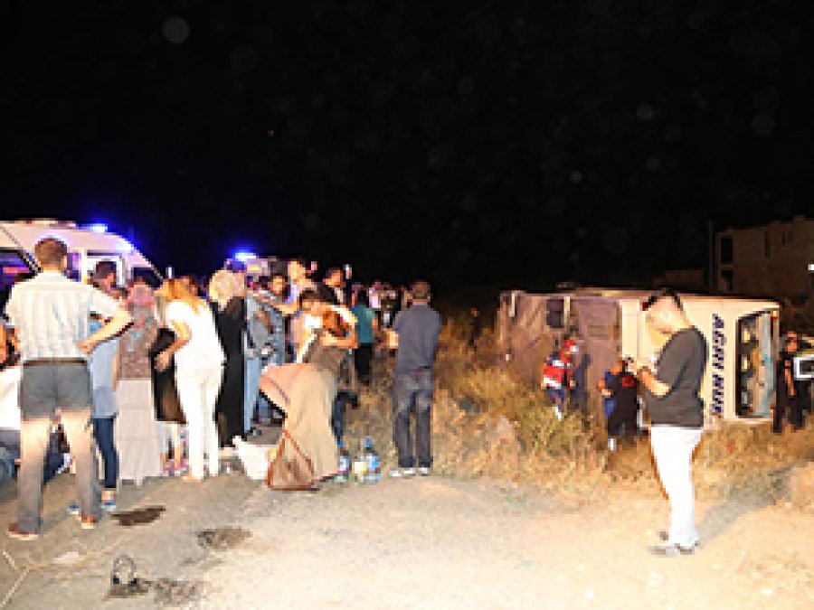 Konya'dan Ağrı'ya Giden Otobüs Devrildi