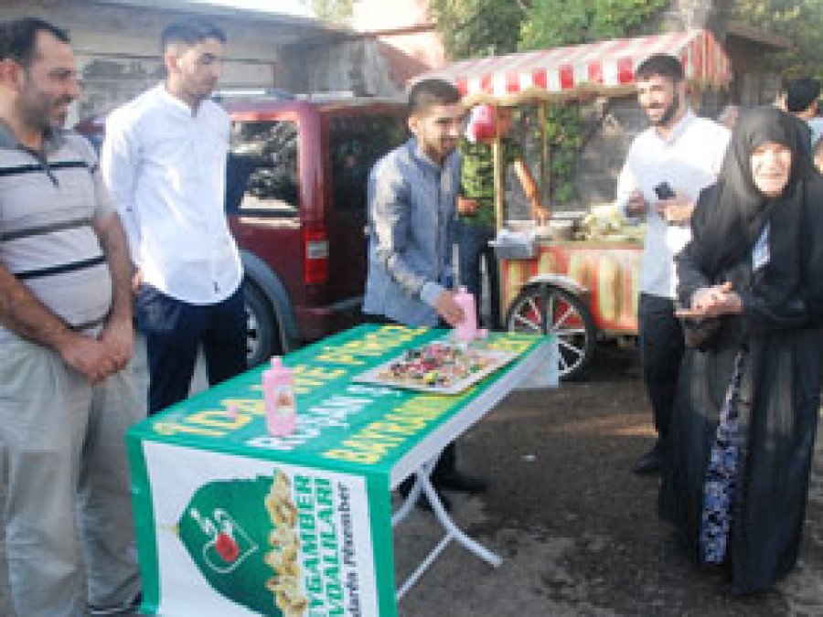 Mezarlık Ziyaretçilerine Gülsuyu ve Şeker