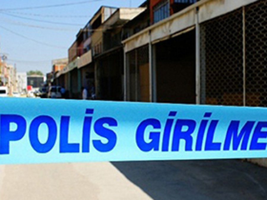 Maskeli Saldırgan İki Kişiyi Yaraladı