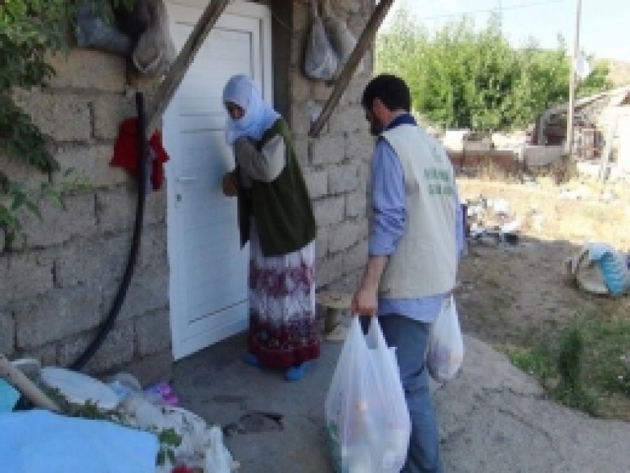 Merhamet Eli'nden Yüzlerce Aileye Yardım 