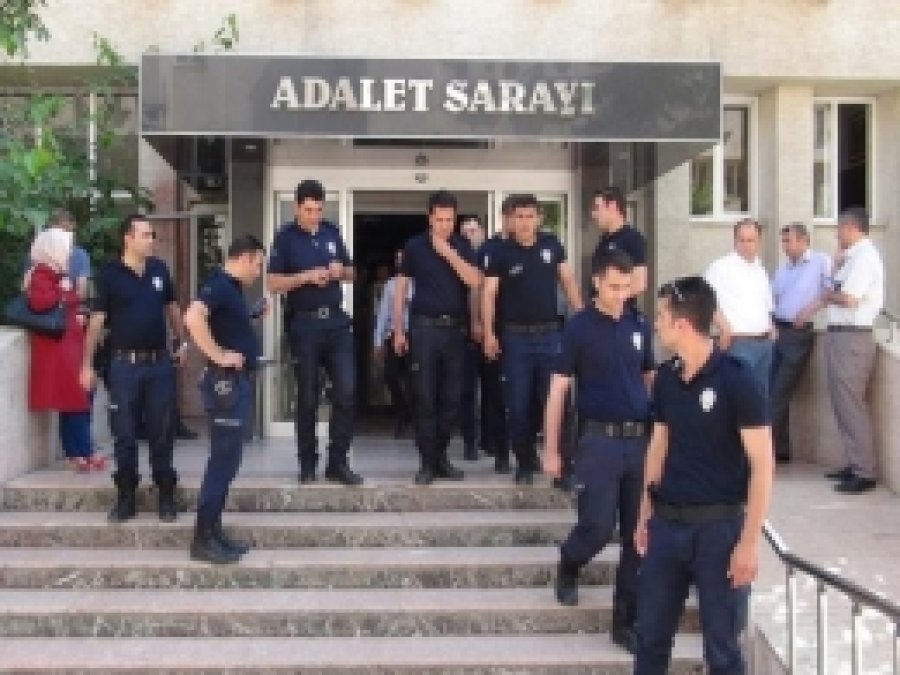 Batman'da İki Polis Gözaltına Alındı
