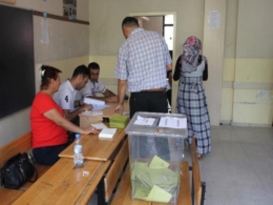 Adanalılar Sıcak Havada Sandık Başında