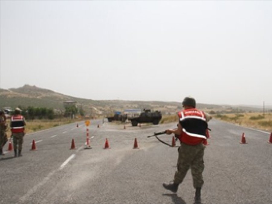PKK, Diyarbakır-Bingöl Karayolunu Kapattı