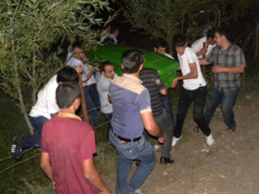 Dere Kenarında Bir Genç Asılı Bulundu 