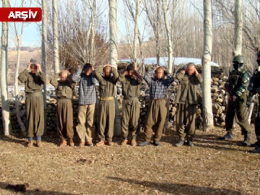 Şırnak'ta 12 PKK'lı Daha Teslim Oldu 