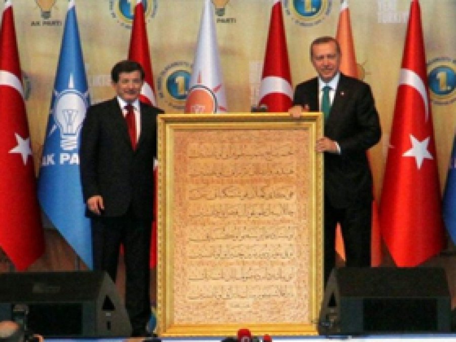 Davutoğlu'dan Erdoğan'a Anlamlı Hediye