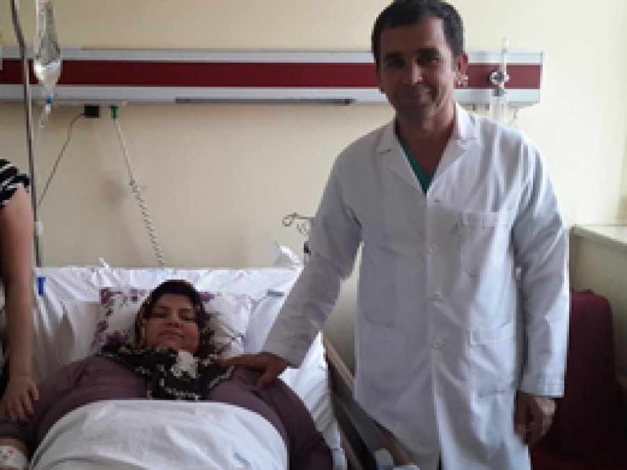 Obezite Hastası Kadına Tüp Mide Ameliyatı