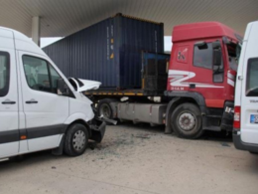 Kontrolden Çıkan Tır 8 Araca Carptı